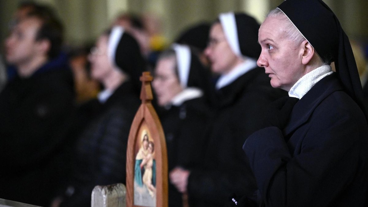 Monjas asistentes a una oración del Rosario en la Plaza de San Pedro por la salud del Papa Francisco, Ciudad del Vaticano, 02 de marzo de 2025. 
                      EFE/EPA/Riccardo Antimiani