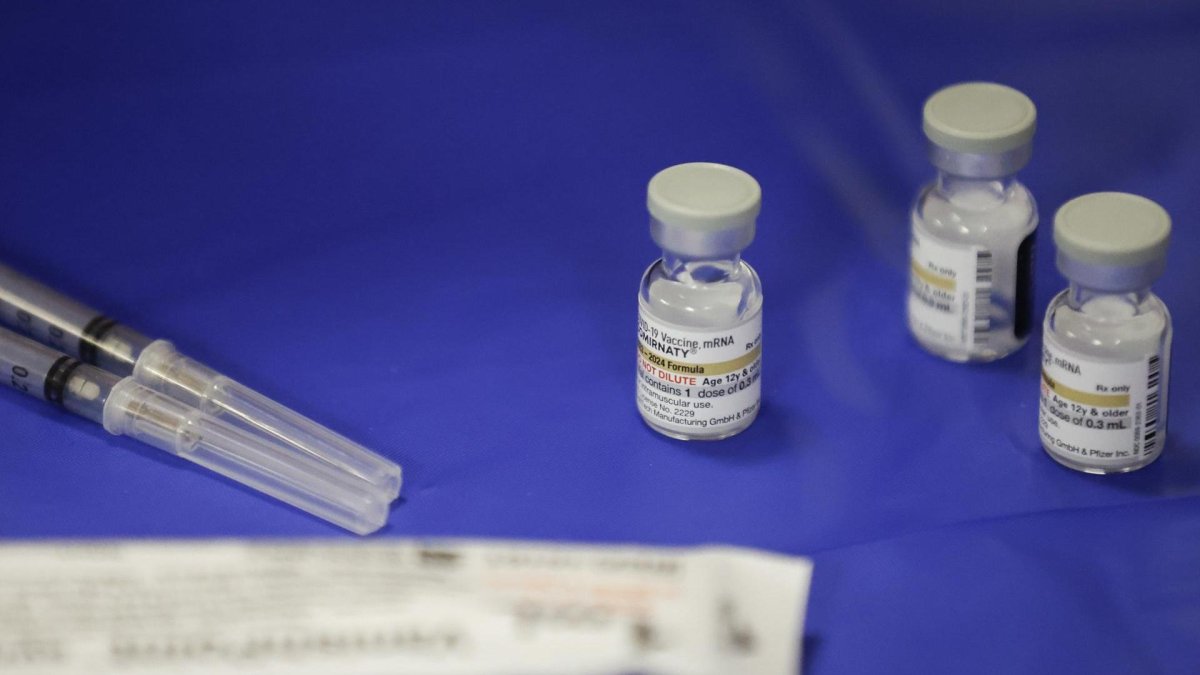 Imagen de archivo de varias dosis de vacunas contra la covid-19 de Pfizer-BioNTech. EFE/EPA/CAROLINE BREHMAN