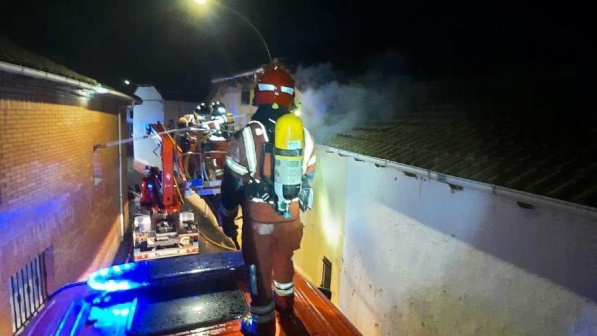 En el incendio participaron los bomberos del Sepeis.