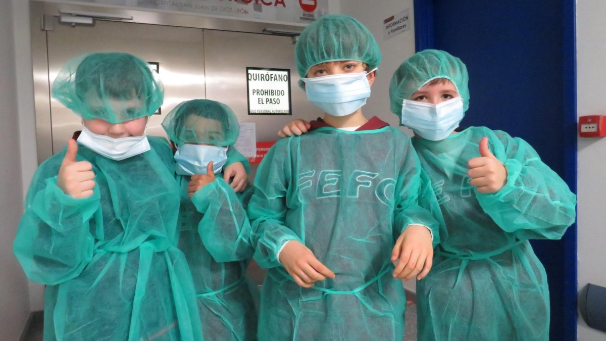 Niños y niñas del colegio La Anunciata visitan el Hospital San Juan de Dios de León.