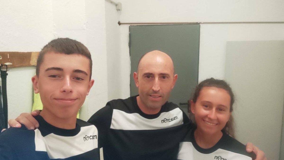 Víctor Manuel González González está a punto de cumplir 40 años como árbitro, en el centro de la imagen, con su hijo Álvaro y su hija María, también colegiados.