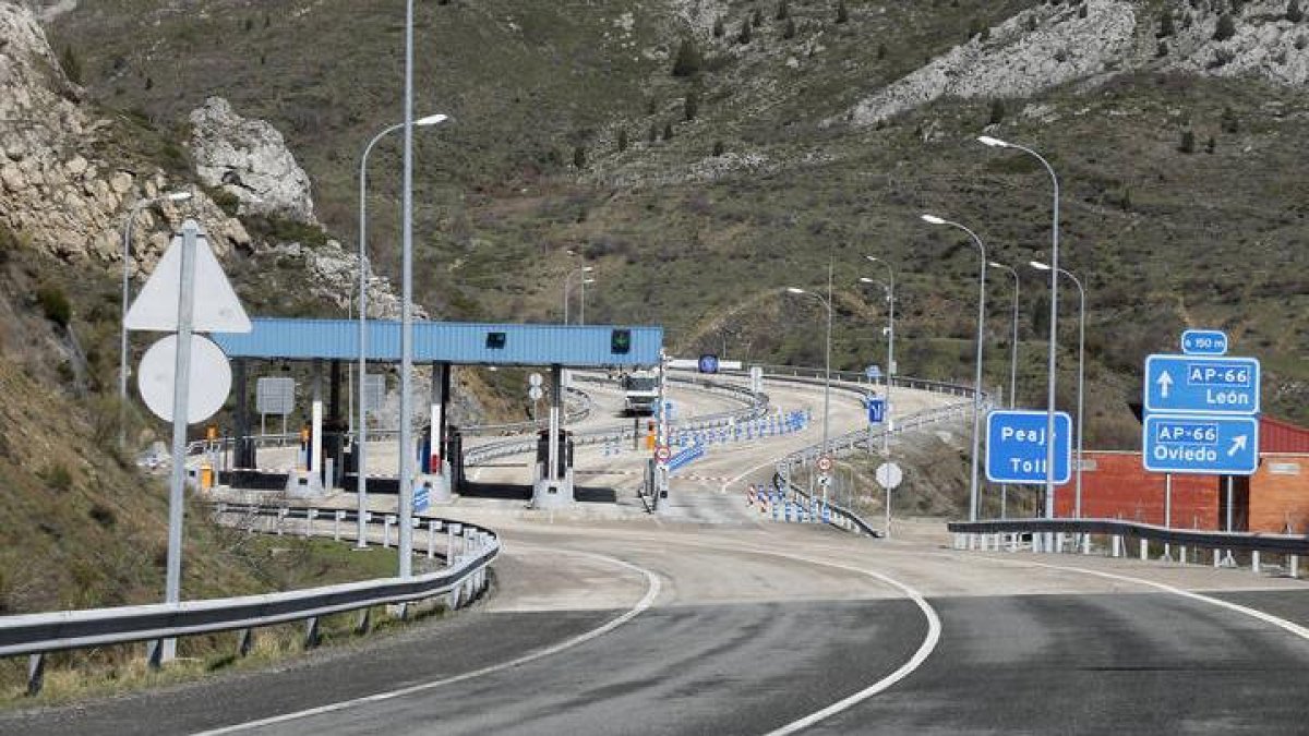 Cartel de telepeaje y peaje de la autopista del Huerna en el acceso desde Villablino.