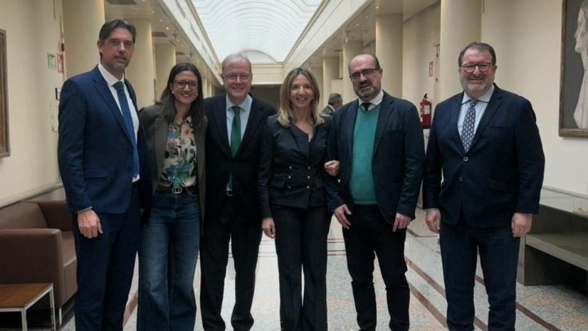 Senadores del PP con Morala y la portavoz Alicia García.