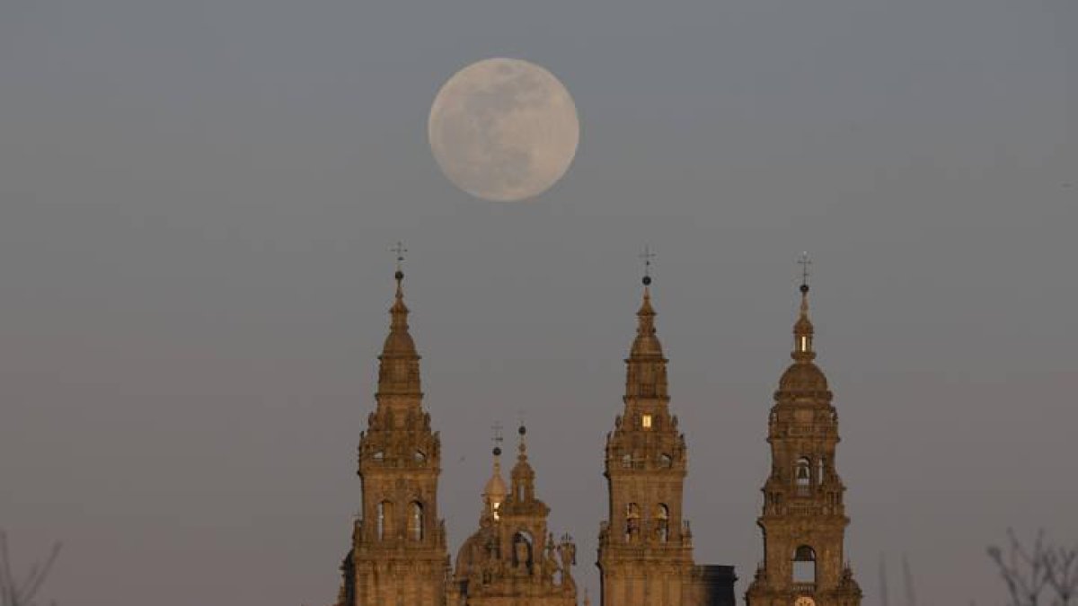 La Catedral de Santiago de Compostela luce esplendorosa bajo la luna llena.