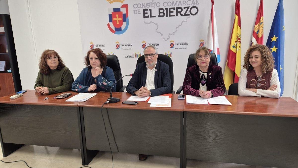 El presidente del Consejo y la consejera de Igualdad, junto a varias profesionales del servicio.