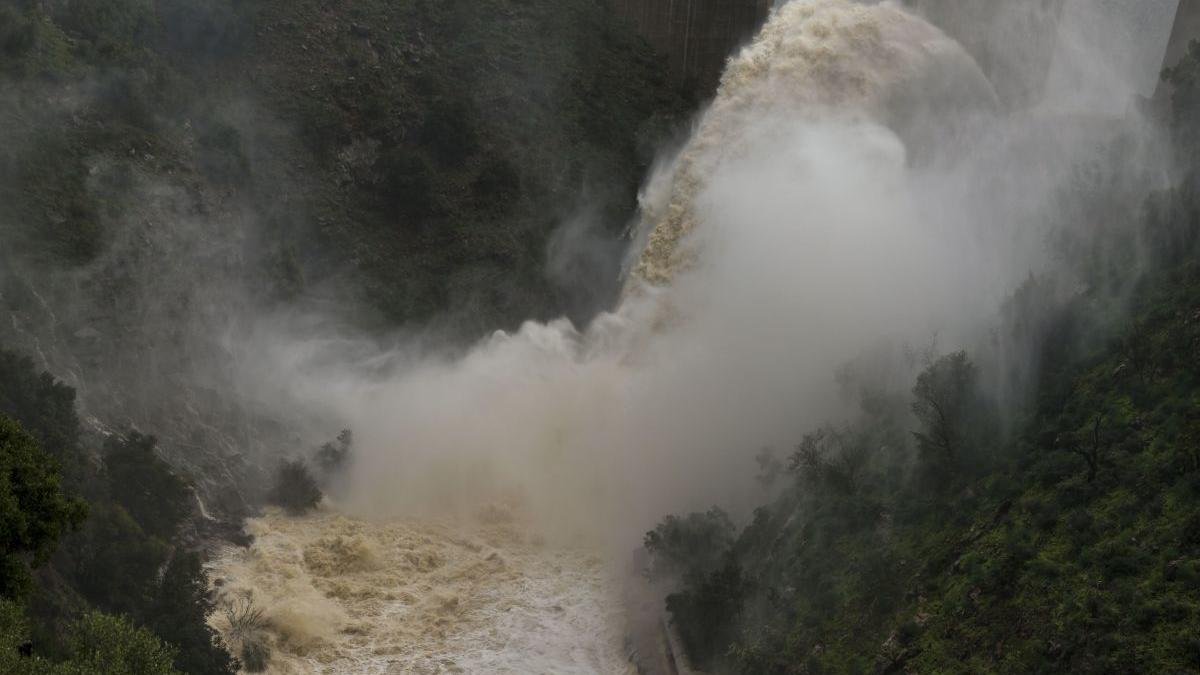 Desembalse de la presa de Casasola, en Almogía, Málaga, este martes.