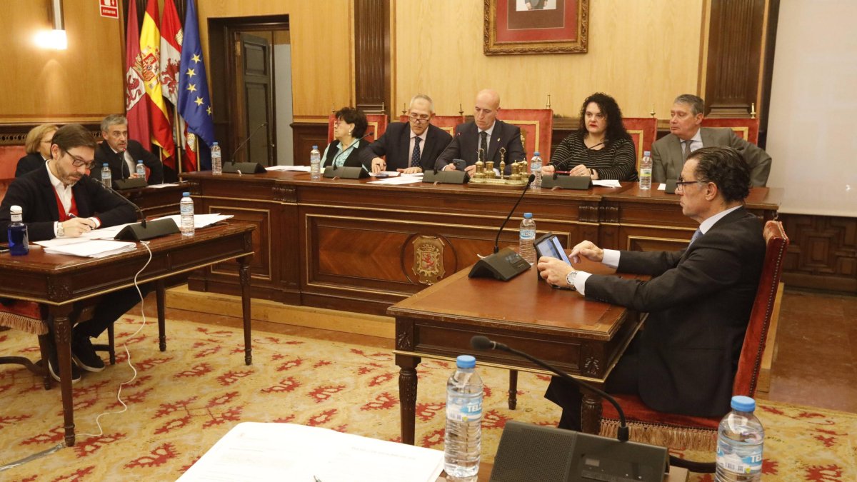 El interventor, a la derecha, Diez, en el centro, y Carmelo Alonso, al fondo a la izquierda, en un Pleno.