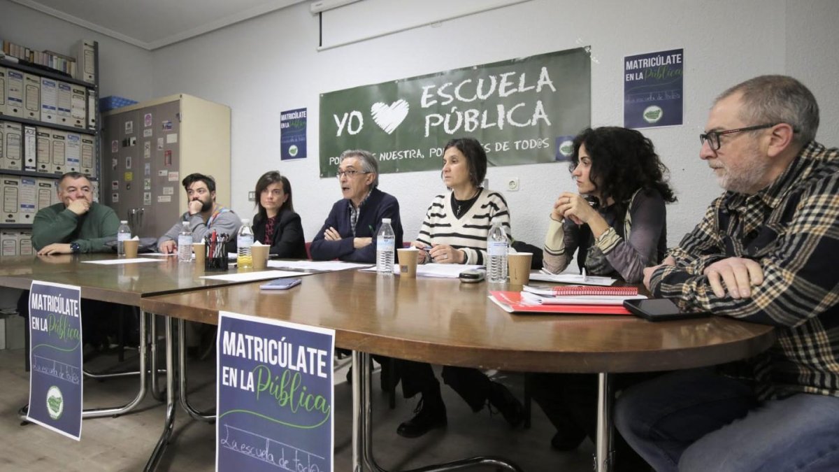 Los representantes de los docentes de la provincia de León presentan sus quejas antes de la celebración de un pleno.