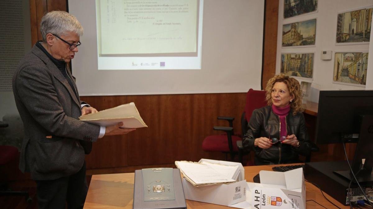Eduardo Diego y la directora del Archivo Provincial, Eva Merino.