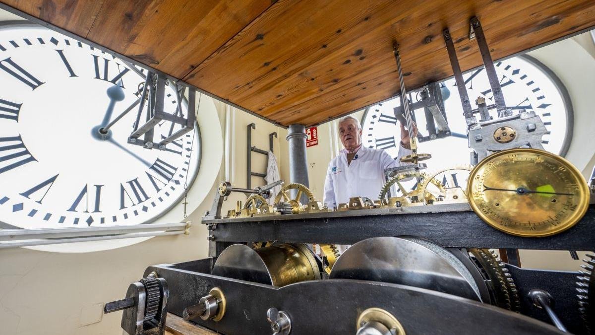 El reloj madrileño tiene tres ‘cuidadores’, Jesús, Santiago y Pedro López Terradas.