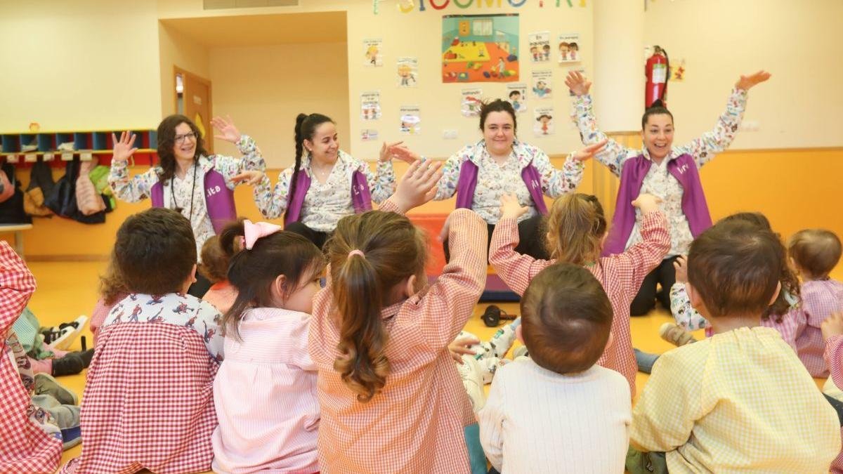 Los niños y las niñas juegan con las educadoras y aprenden psicomotricidad.