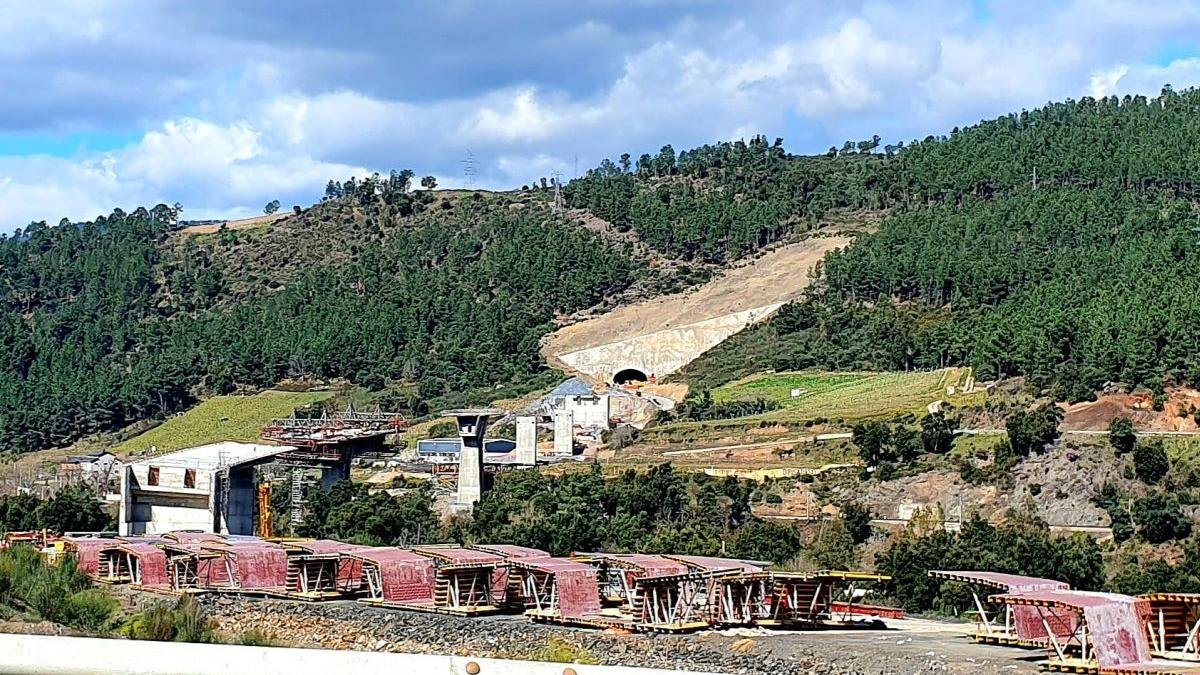 Estado actual con las plataformas de encofrado del nuevo viaducto sobre el Sil.