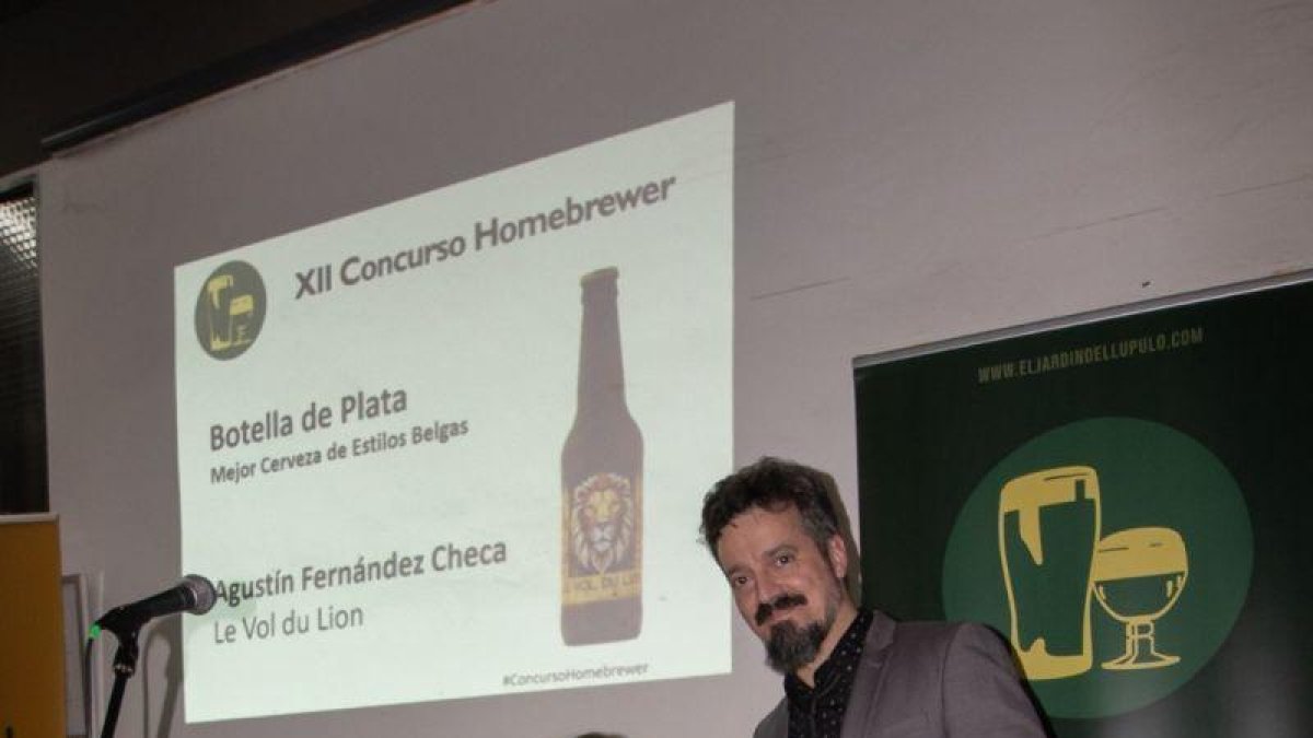 Agustín Fernández recoge el segundo premio del concurso de cervezas caseras.