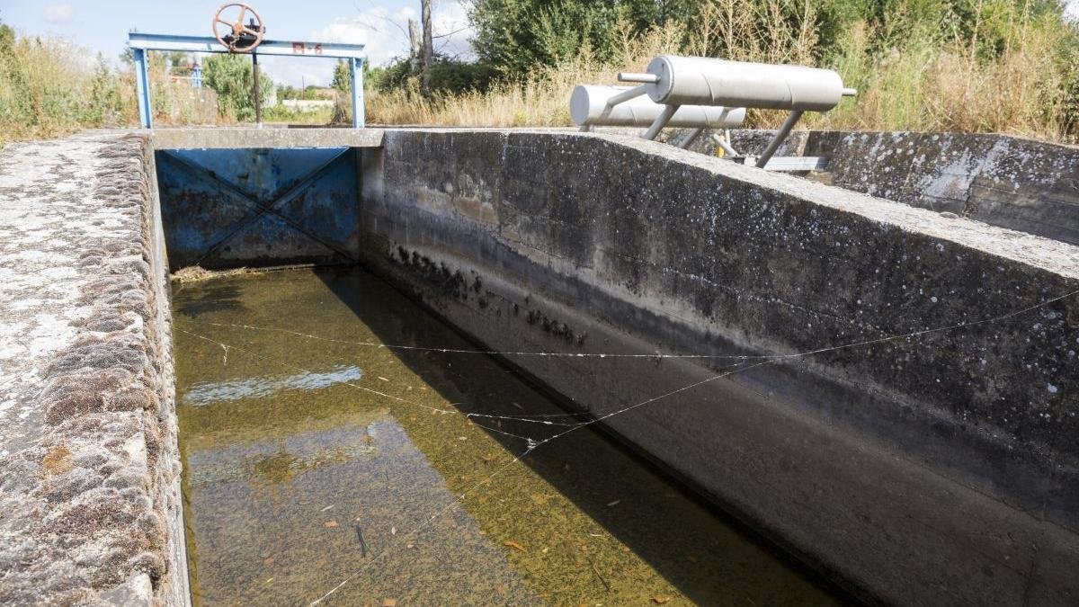El Canal de Villadangos, puesto en marcha en 1969, tiene una longitud de 17,5 kilómetros con tramos muy deteriorados.