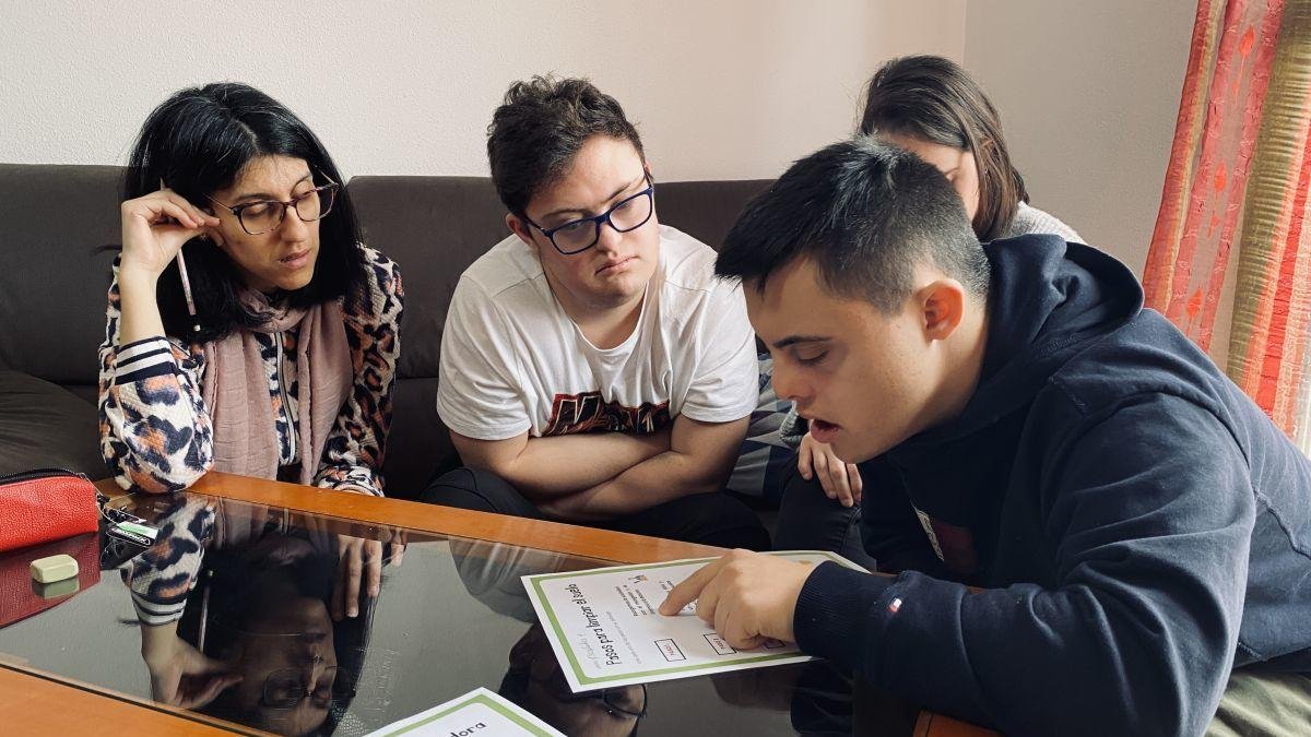 Las personas participantes se reparten las tareas.