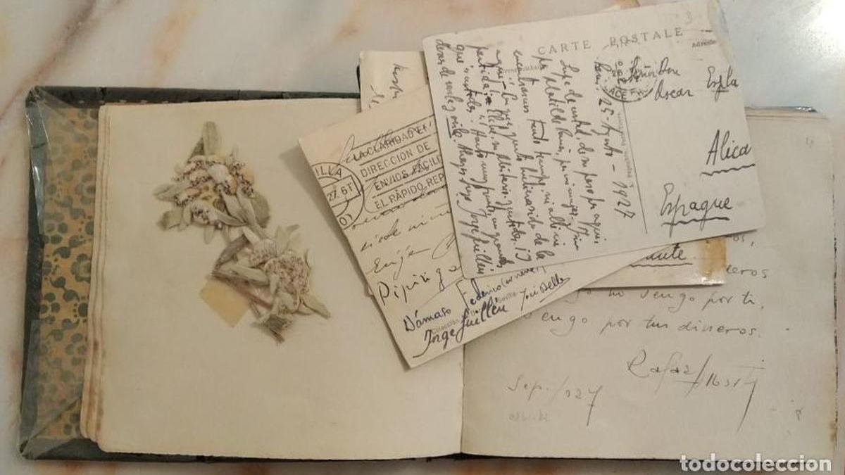 Flores secas pegadas y un texto de Alberti.