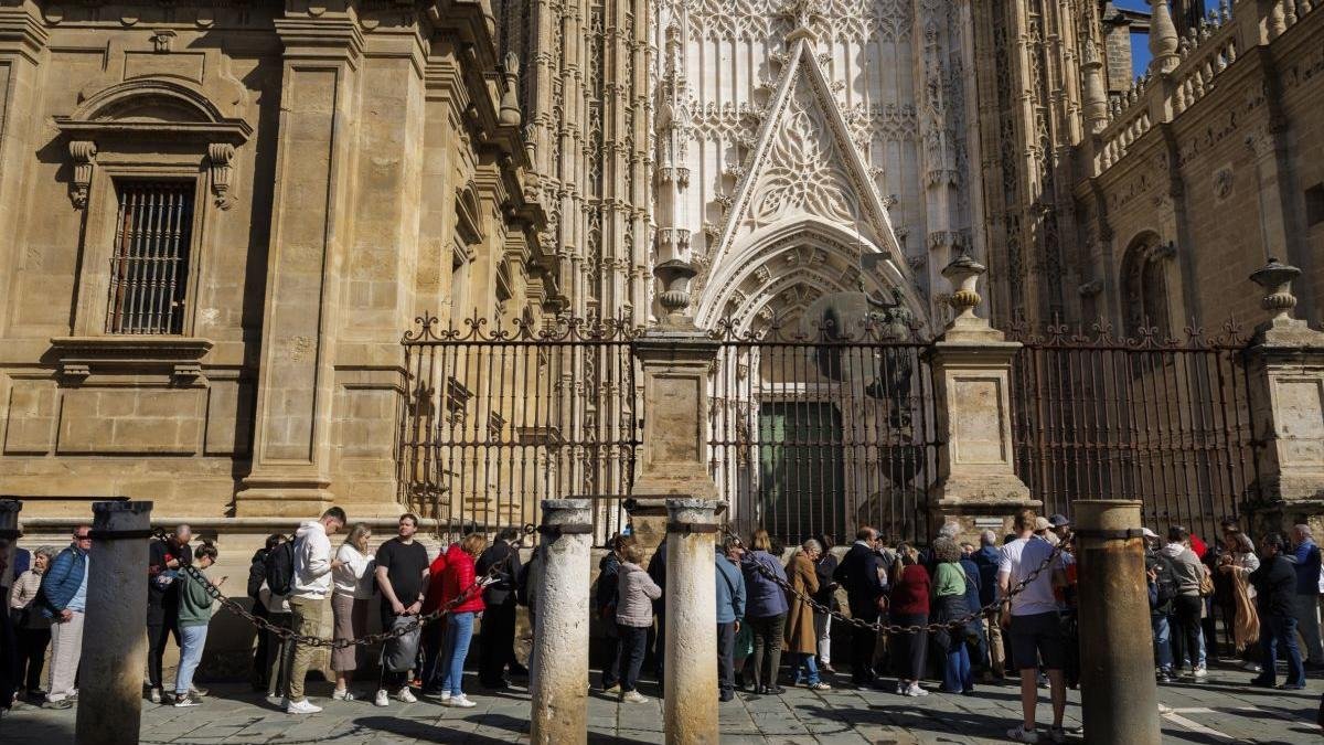 Turistas haciendo cola para acceder a la Catedral de Sevilla, ayer.
