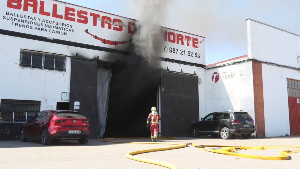 Incendio en el polígono de Onzonilla en León.