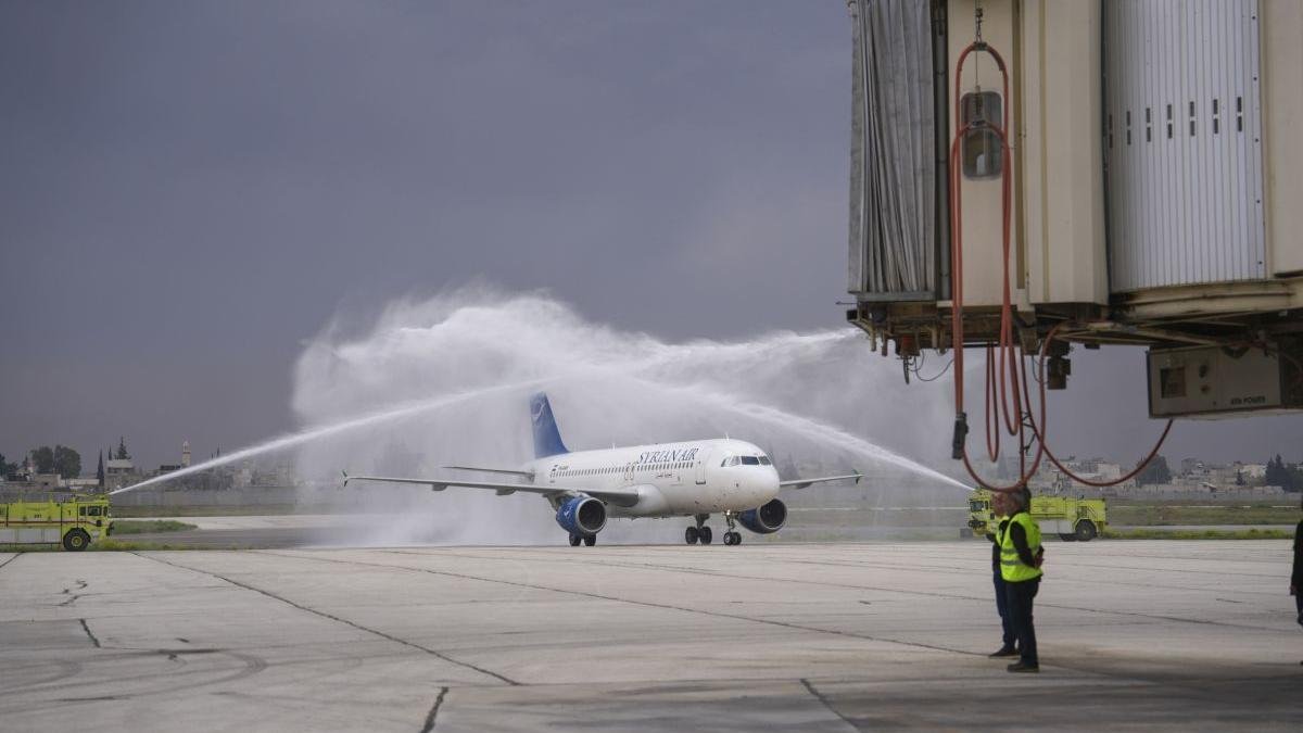 Un avión se aproxima a la terminal de pasajeros en un aeropuerto.
