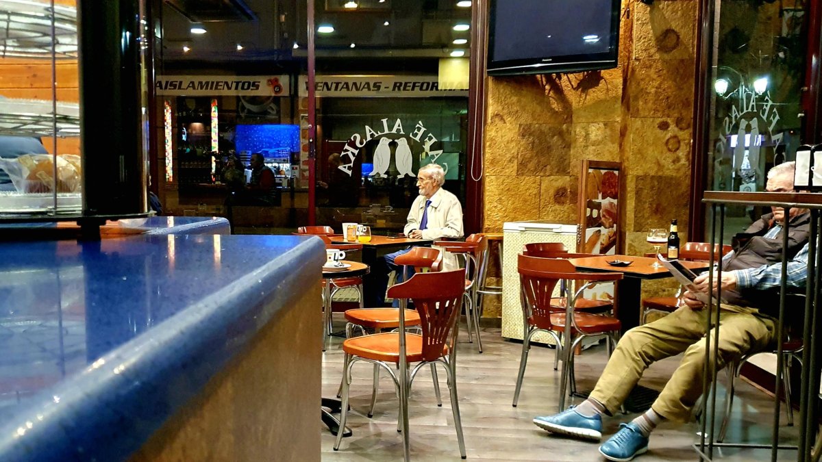Tarsicio Carballo Gallardo, en una de sus últimas fotos en la cafetería Alaska de Ponferrada, tomando un refresco y viendo por la tele un partido de la Ponferradina.