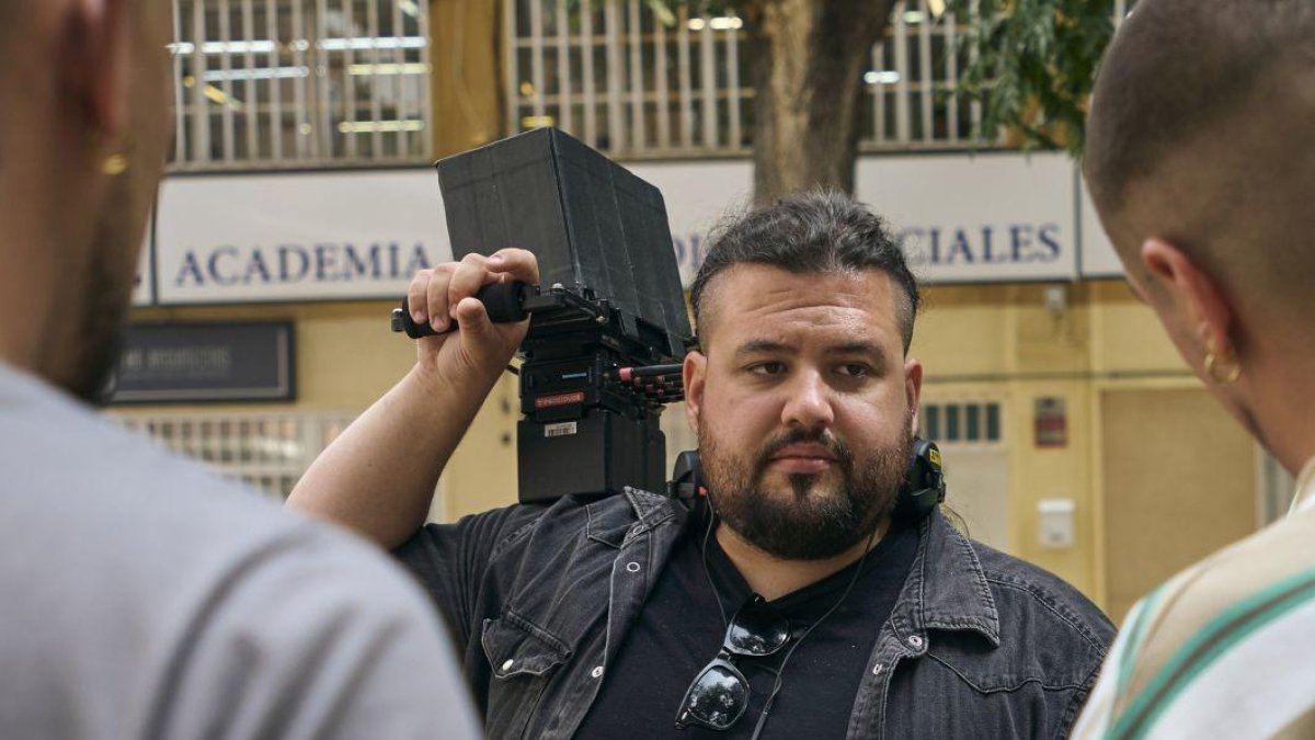 El guionista, director y productor leonés Néstor López, cámara al hombro.
