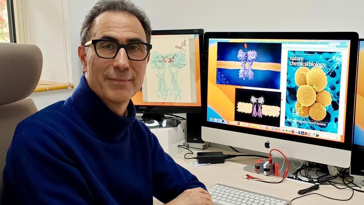 Juan Hermoso, ayer en su despacho en el CSIC en Madrid con la portada de la revista que recoge el descubrimiento de su equipo.