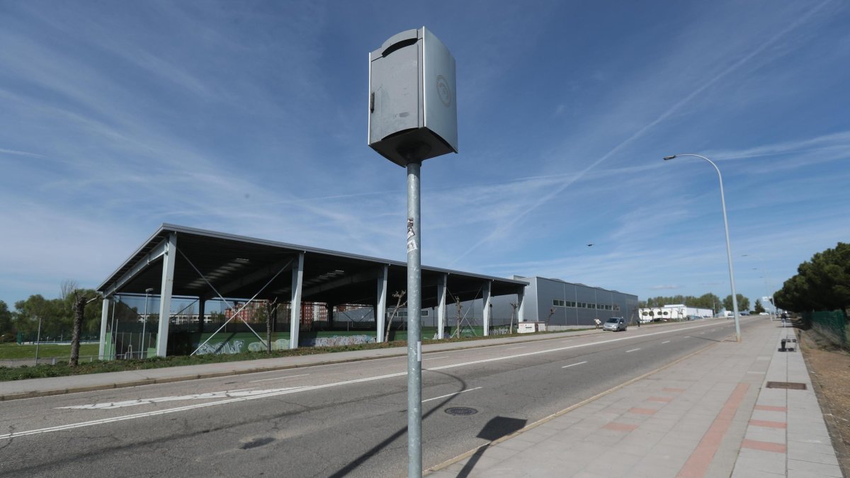 El radar de Padre Isla en León, que se retiró de delante del centro deportivo de Eras el viernes pasado, tenía un balazo.