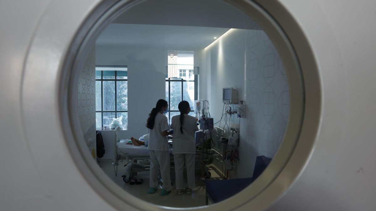 Varias enfermeras de Especializada atienden a un paciente. 