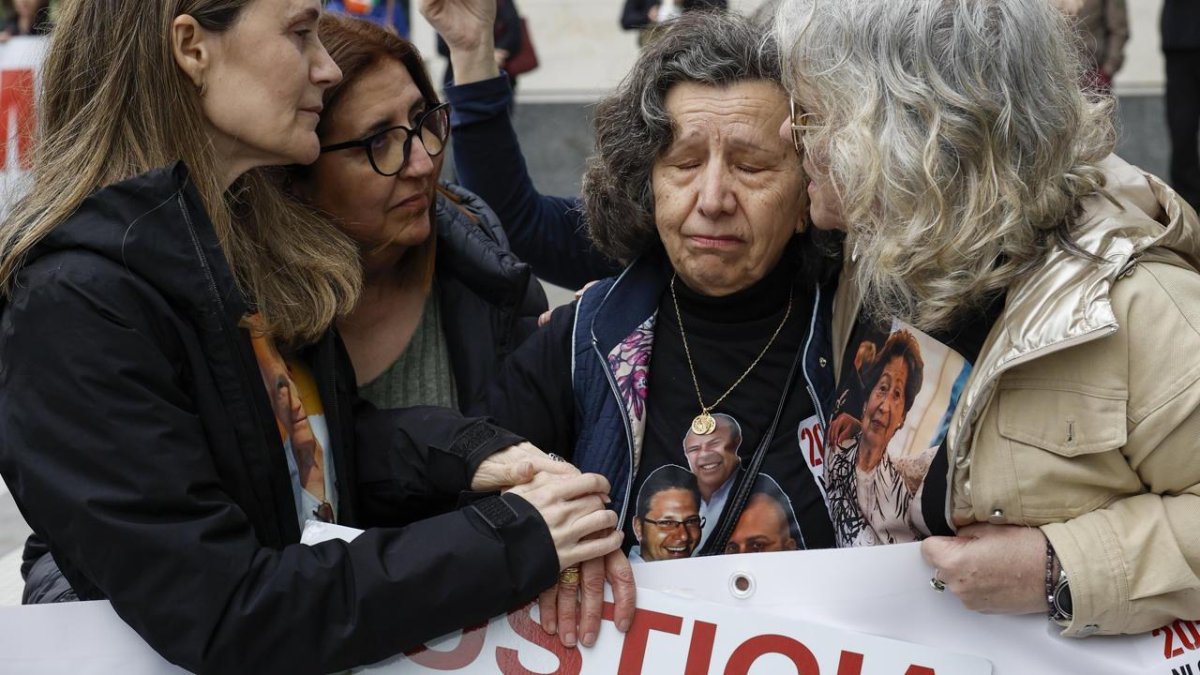 Varias asociaciones de víctimas y damnificados por la dana del 29 de octubre celebran una concentración ante el juzgado de Catarroja.