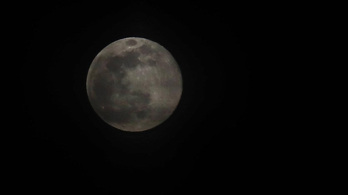 Superluna de Marzo sobre el cielo de león