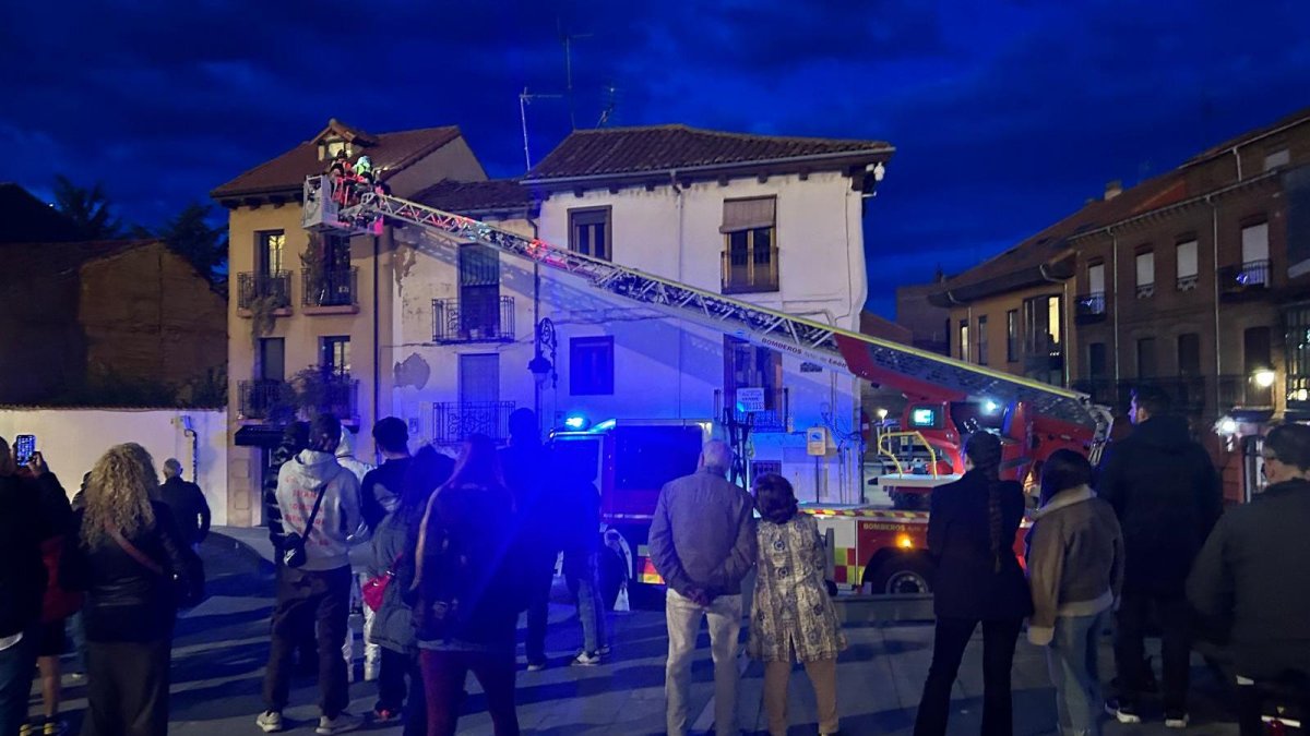 Los Bomberos de León intervienen en el centro de León el Domingo de Ramos.