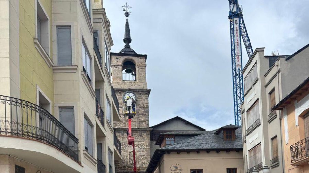 El concejal Carlos Cortina, frente a la Torre del Reloj en plena intervención en la esfera.