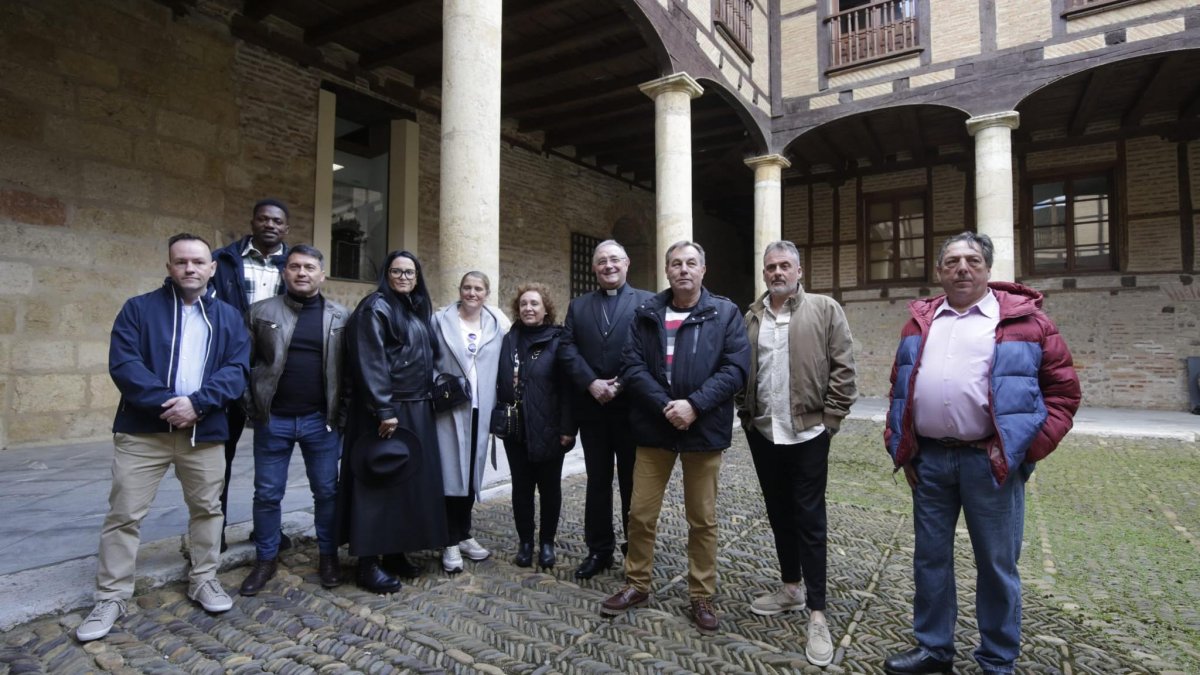 Los reclusos que esta tarde pujarán con El Perdón han visitado esta mañana al Obispo de León.