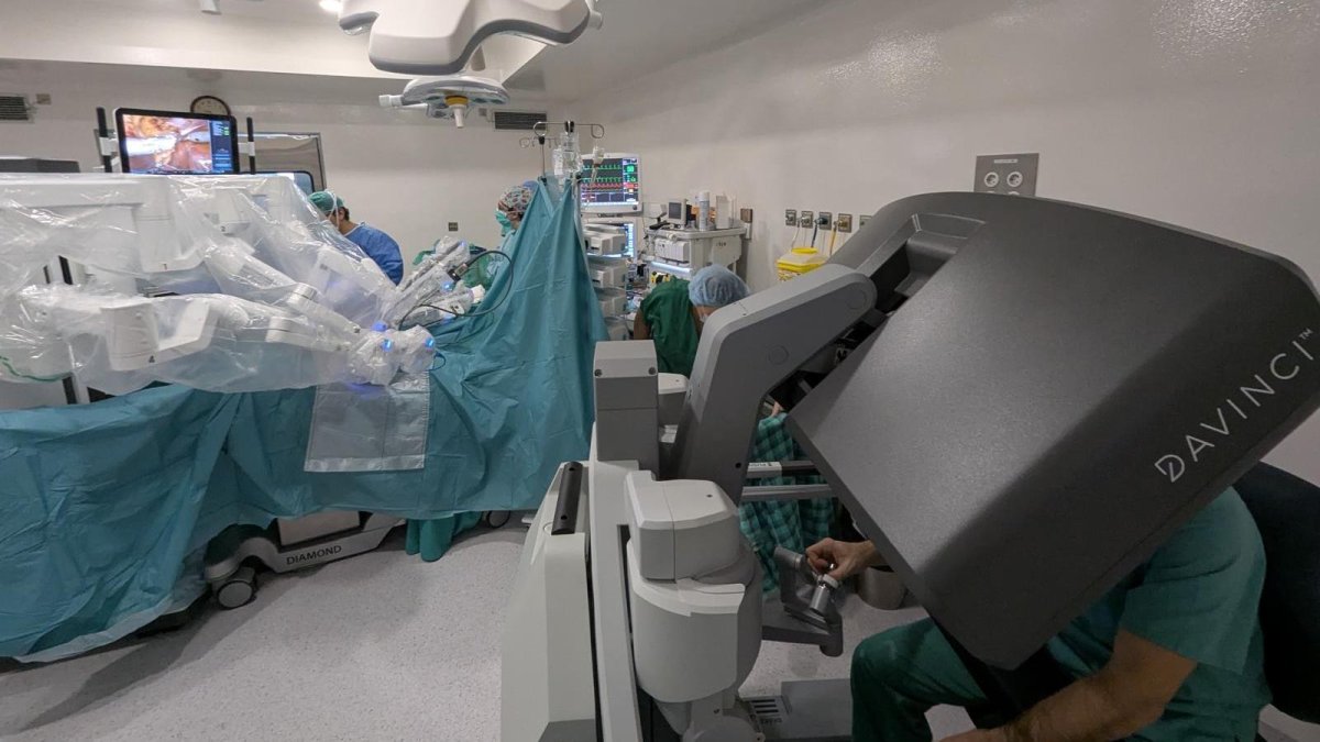 Una intervención quirúrgica realizada con el robot Da Vinci en el Hospital El Bierzo.