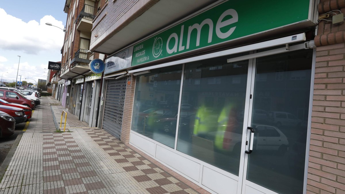La oficina de obra se ha instalado en una antigua librería de Nava y visibiliza los trajes luminosos en el escaparate.