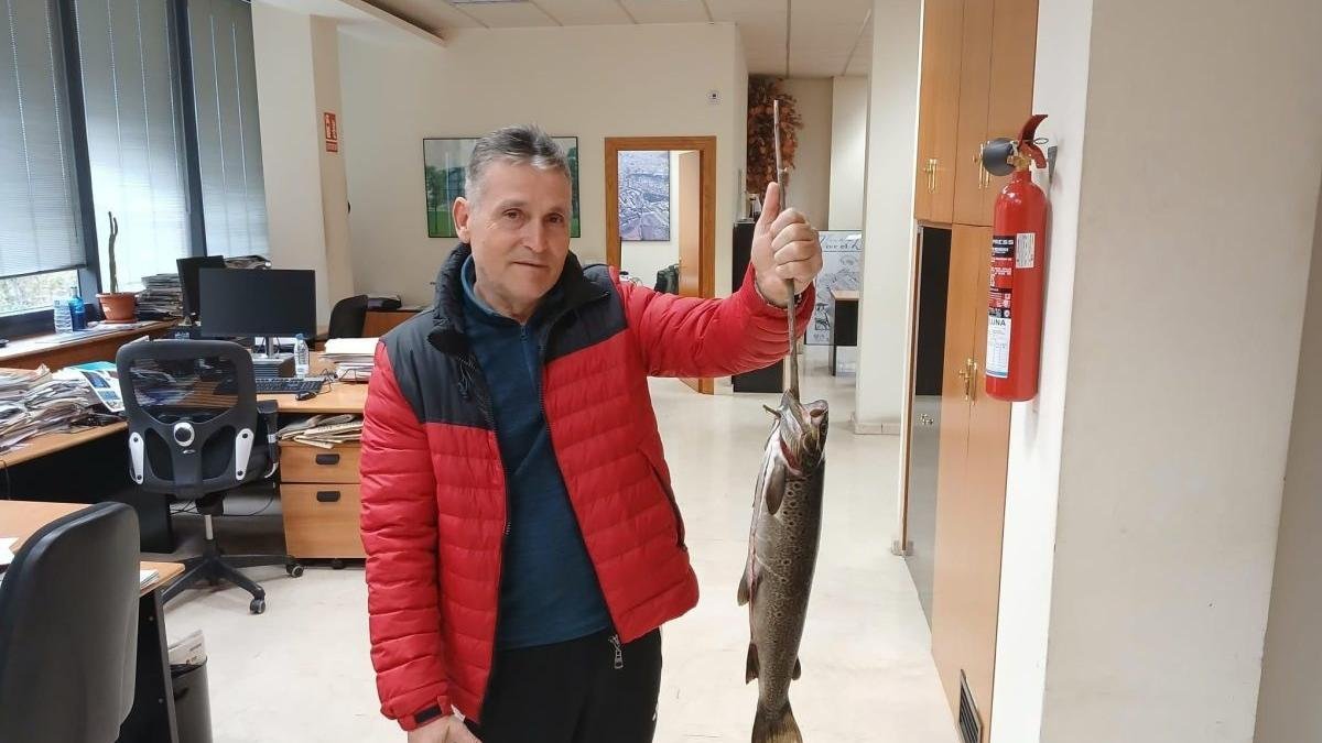Álvaro José Lamas, con la trucha capturada ayer.