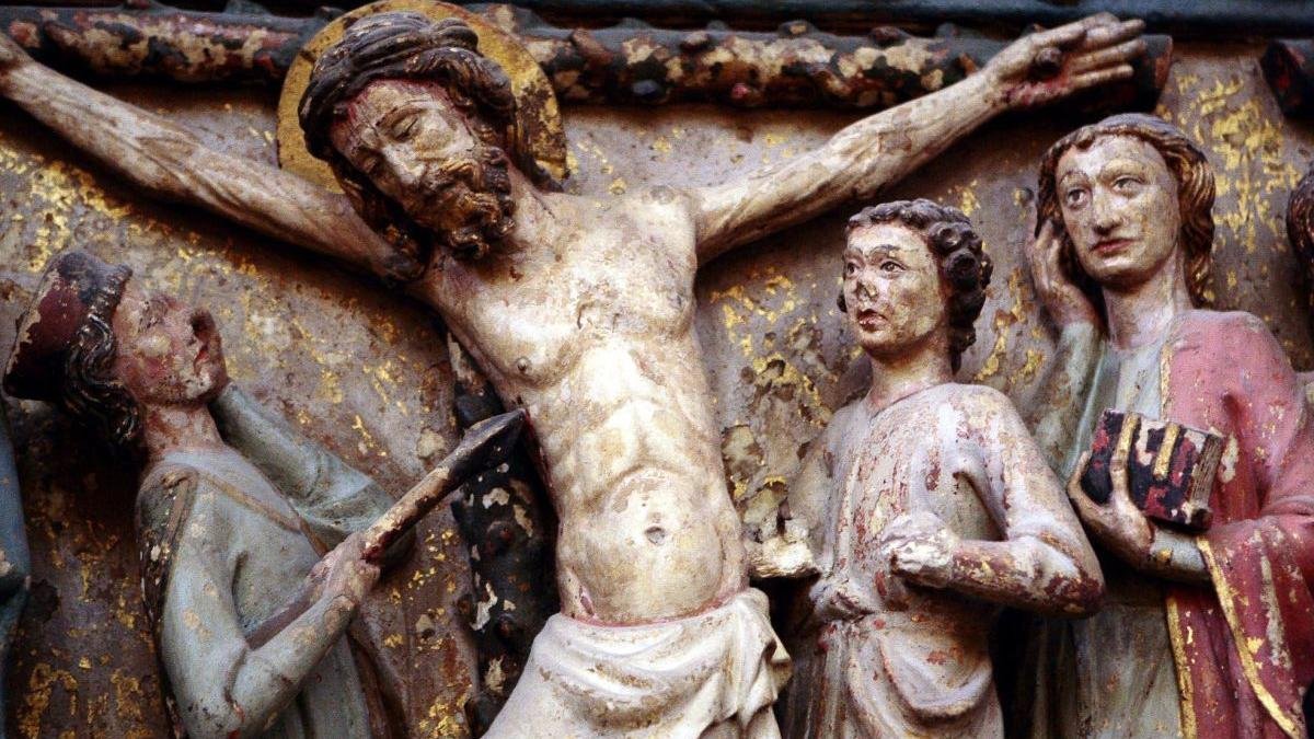 Crucifixión con el lancero Longinos tallado en el sepulcro de Ordoño II en la Catedral de León.