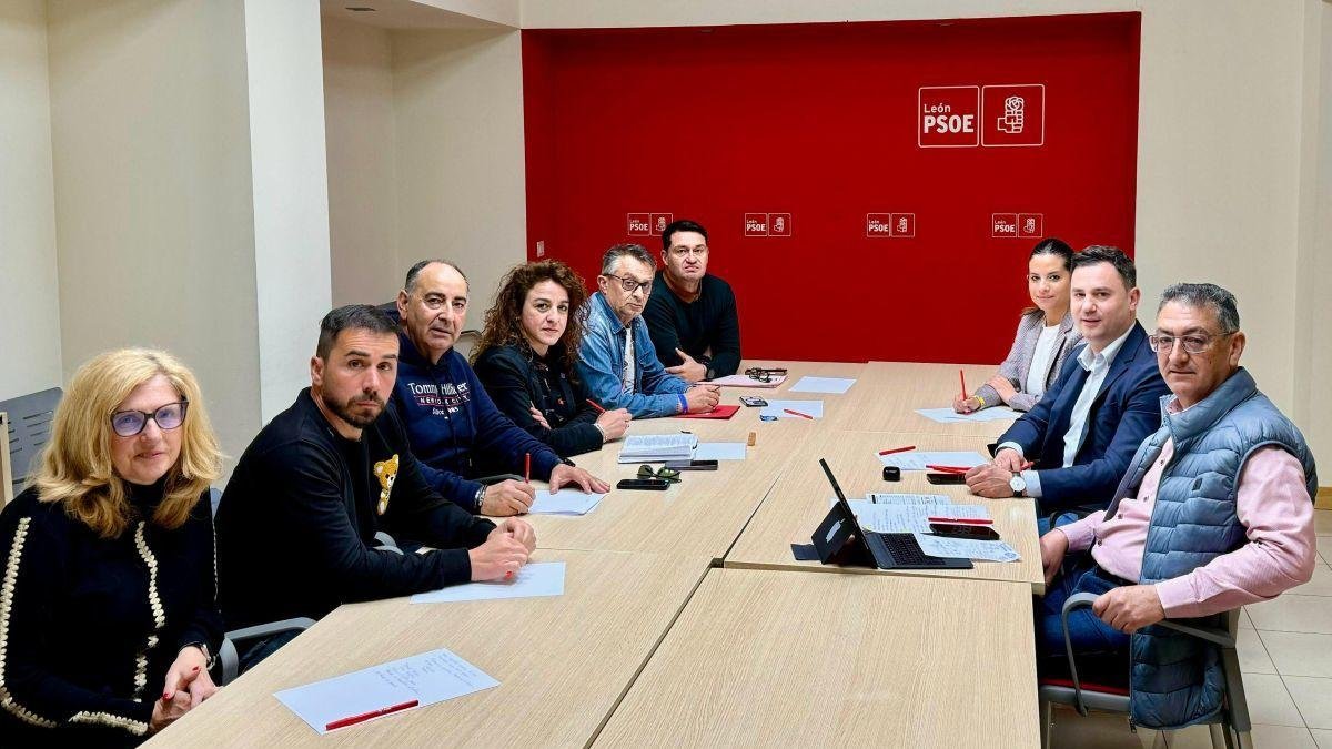 Los representantes de USO, CC OO, UGT y CGT frente a los socialistas leoneses.