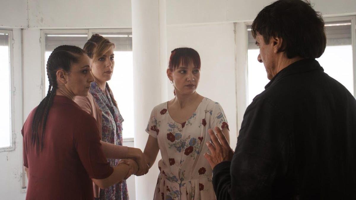 Alfonso Ordóñez se dirige a las actrices participantes en el filme que hoy se estrena en los cines Van Gogh a las 19.15 horas.