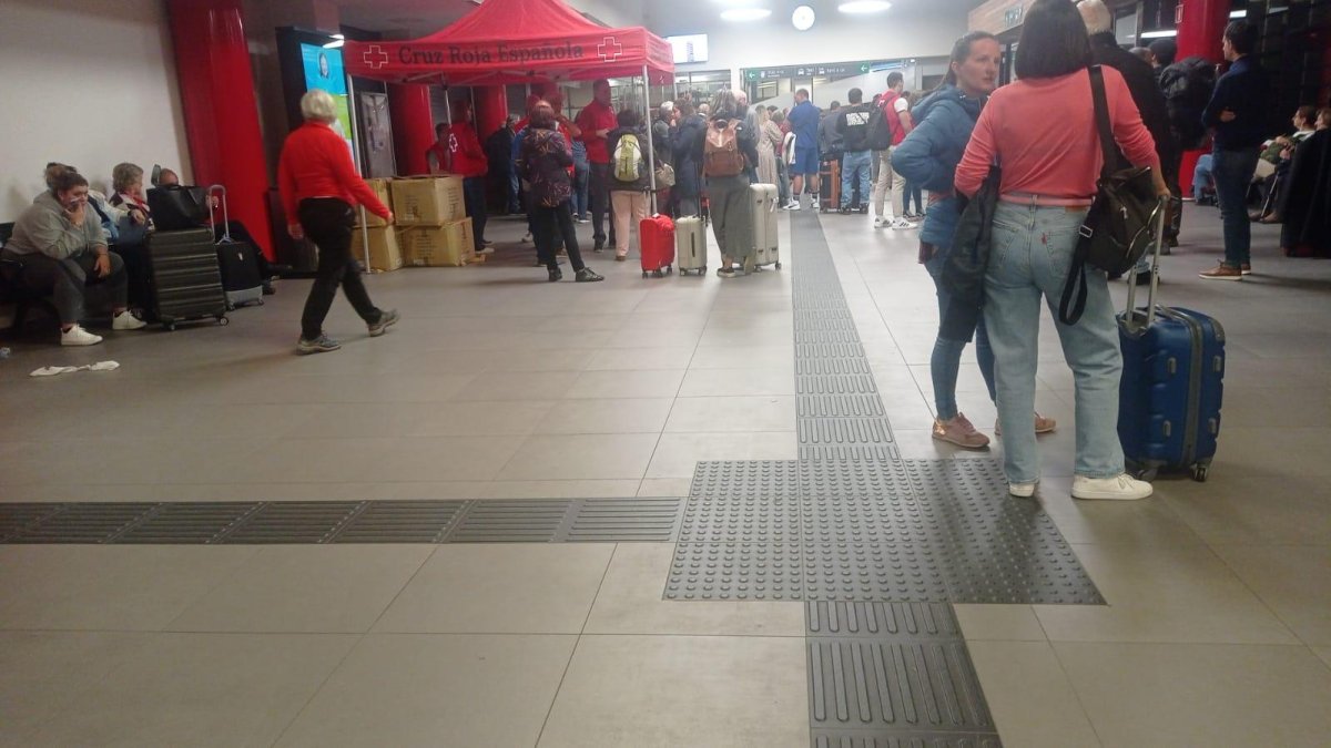 Cruz Roja repartió mantas y avituallamiento en la estación de trenes.