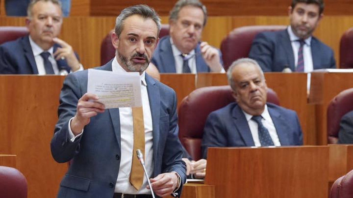 El portavoz del Grupo Parlamentario Vox en las Cortes, David Hierro, interviene en la sesión plenaria de las Cortes de Castilla y León este martes, en Valladolid.