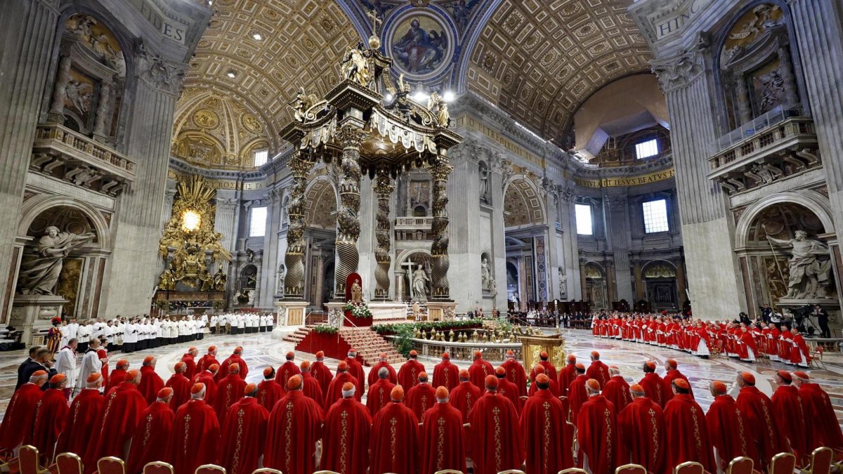 Cardenales asisten a la Misa de V Novemdiale en memoria del difunto Papa Francisco en la Basílica de San Pedro, Ciudad del Vaticano, 30 de abril de 2025. 
                      EFE/EPA/FABIO FRUSTACI