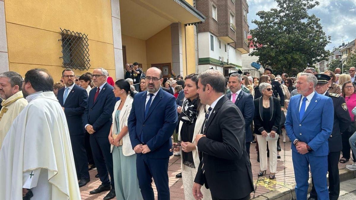 Morala, con varios concejales de su equipo de gobierno y representantes de la oposición, ayer, en la procesión de Cuatrovientos. 