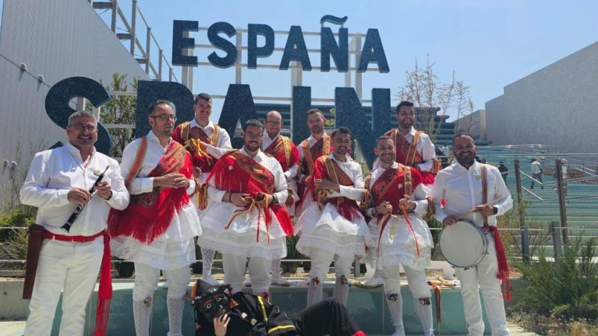 Los danzantes de Laguna, ya preparados para actual, frente al pabellón de España.