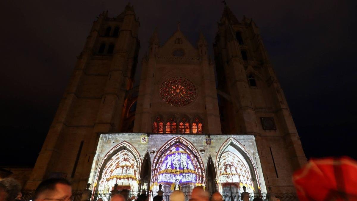 Centenares de personas se agolparon ante la Catedral para ver el espectáculo de luz y sonido.