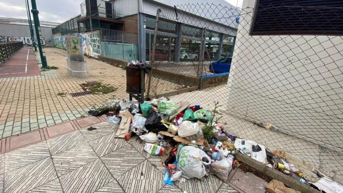 La junta vecinal de Armunia se queja del estado de abandono de la pedanía por parte del Ayuntamiento de León.