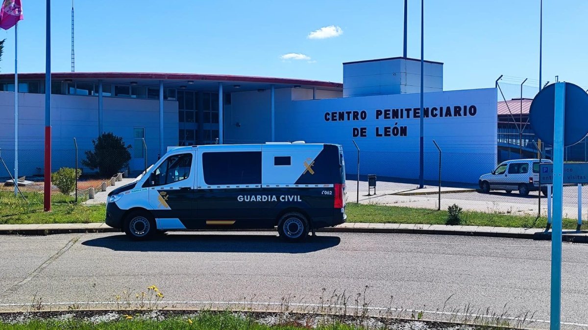 Vehículo de la Guardia Civil en las instalaciones penitenciarias de Villahierro.