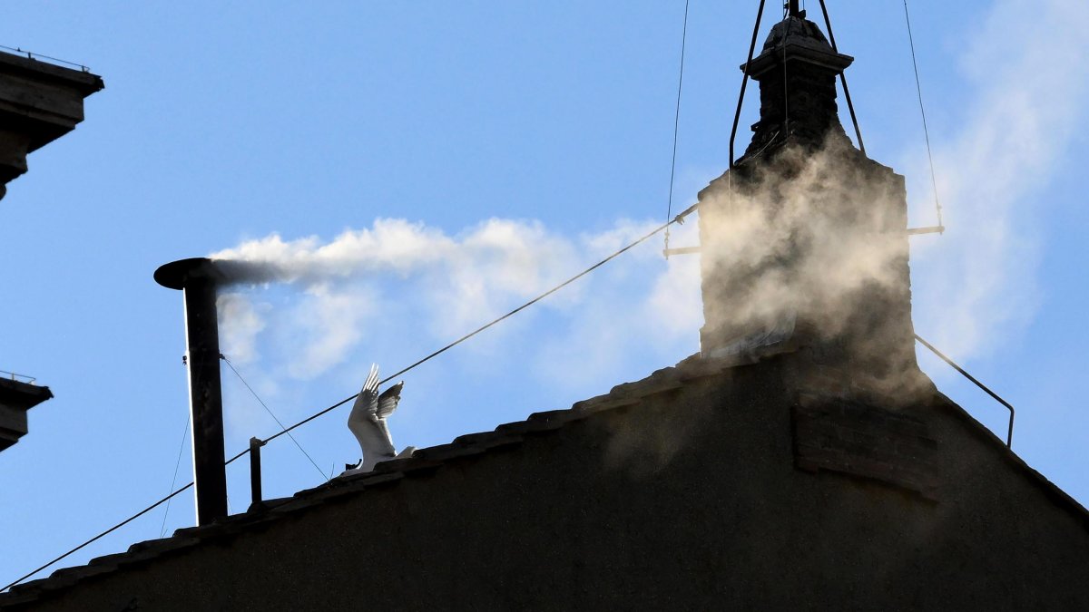 Fumata blanca en el Vaticano.