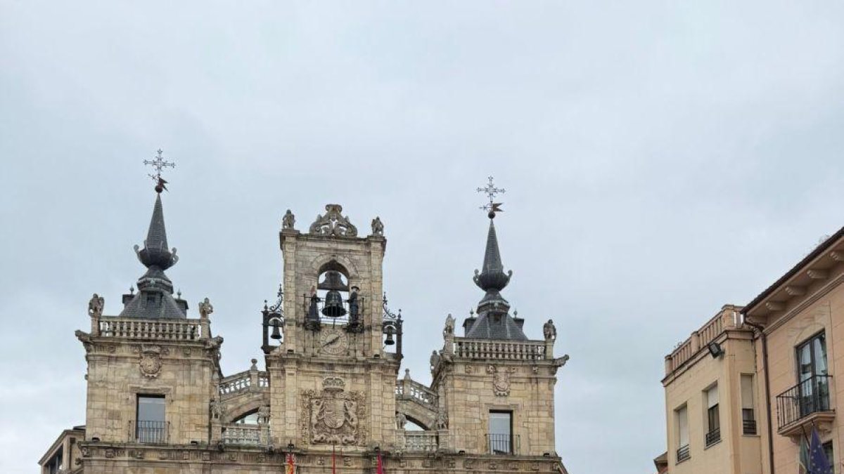 Los vehículos, en la plaza Mayor de Astorga.