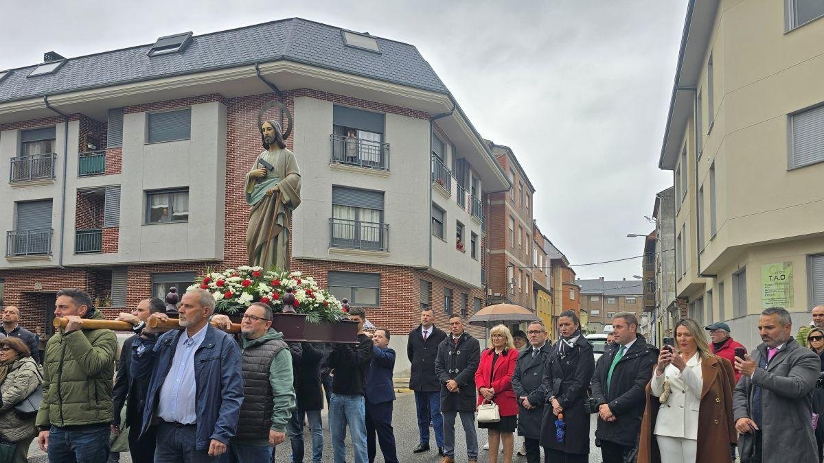 Autoridades ante el paso del apóstol Santiago, en Flores del Sil.